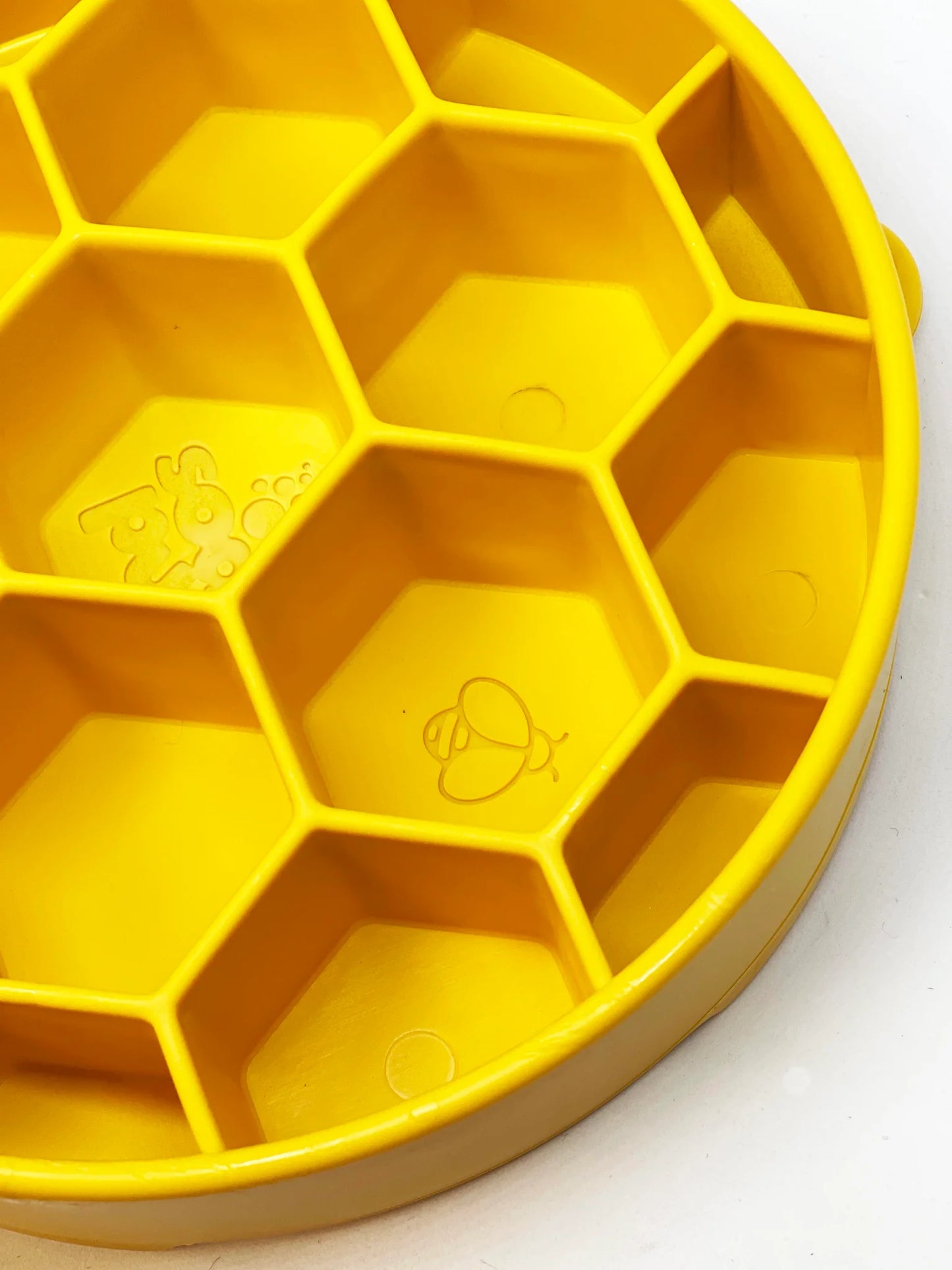 Honeycomb slow feeder